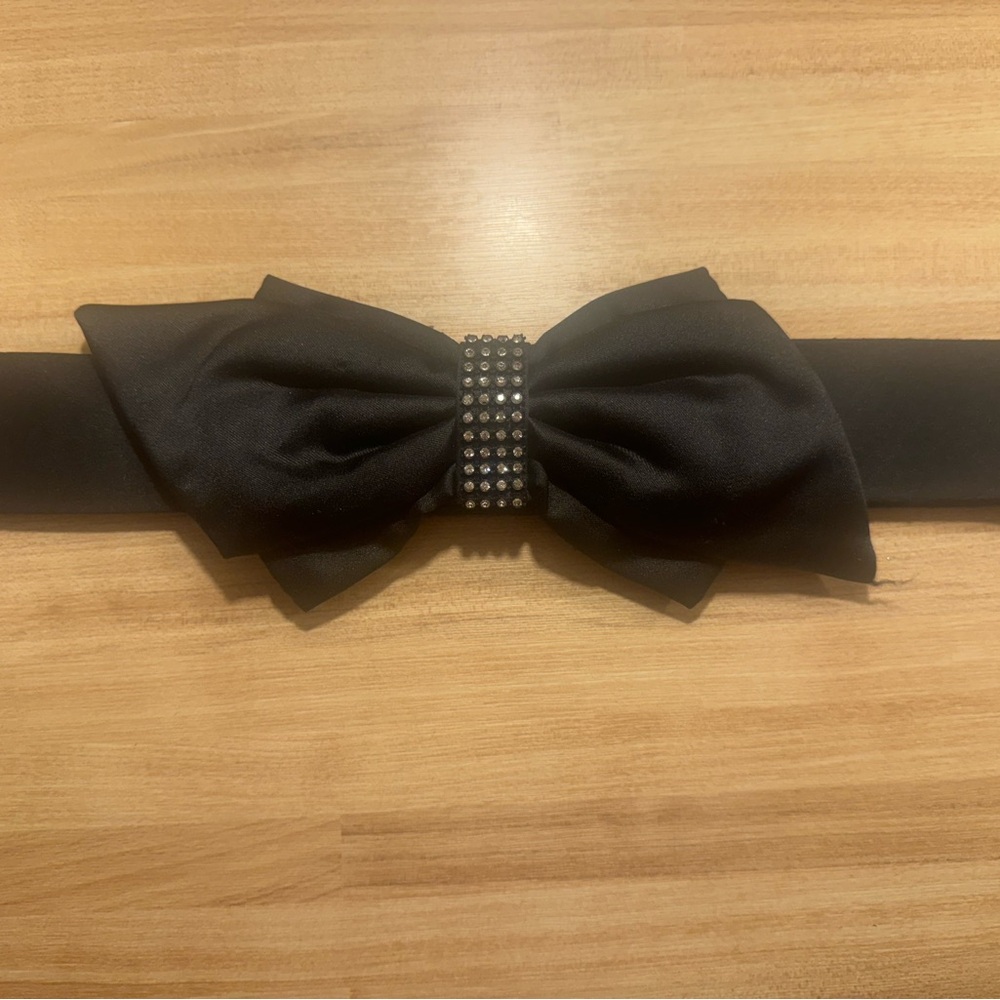 Women’s Black and silver dress Bow belt with silver strap around bow. Size M/L